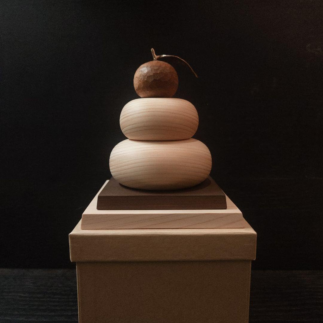 木製鏡餅飾り　紙箱入り中サイズ　手彫りタイプ 木製鏡餅飾り 紙箱入り中サイズ 手彫りタイプ 楽天市場】【最大